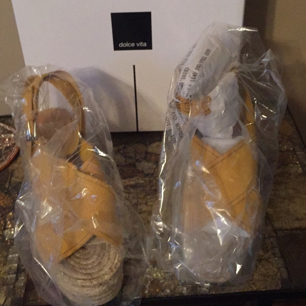 Dolce Vita Carsie Wedge Sandal 7.5 Honey Nubuck